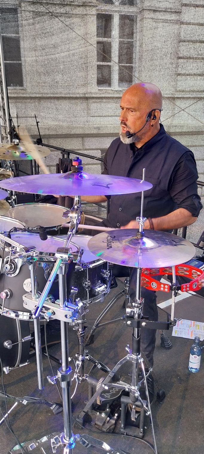 Jörg an den Drums bei is´Kult