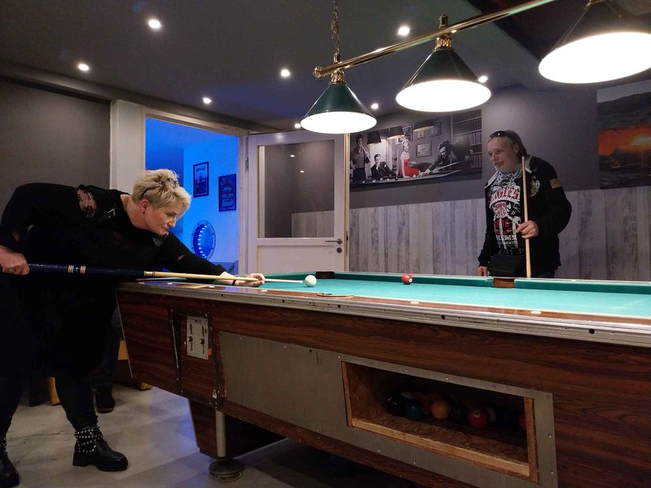 Aftershow, Entspannung beim Billard, Biggi gewinnt...